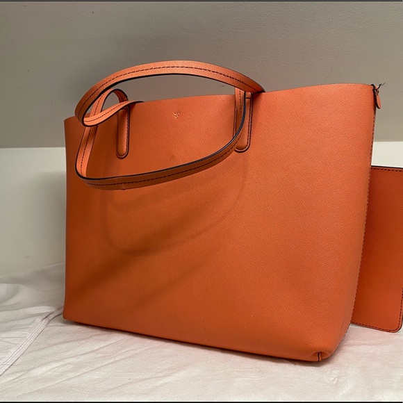 Marc Jacobs Leather Tote Bag - Luxurious & Spacious | Classic Everyday Handbag - Picture 2 of 6